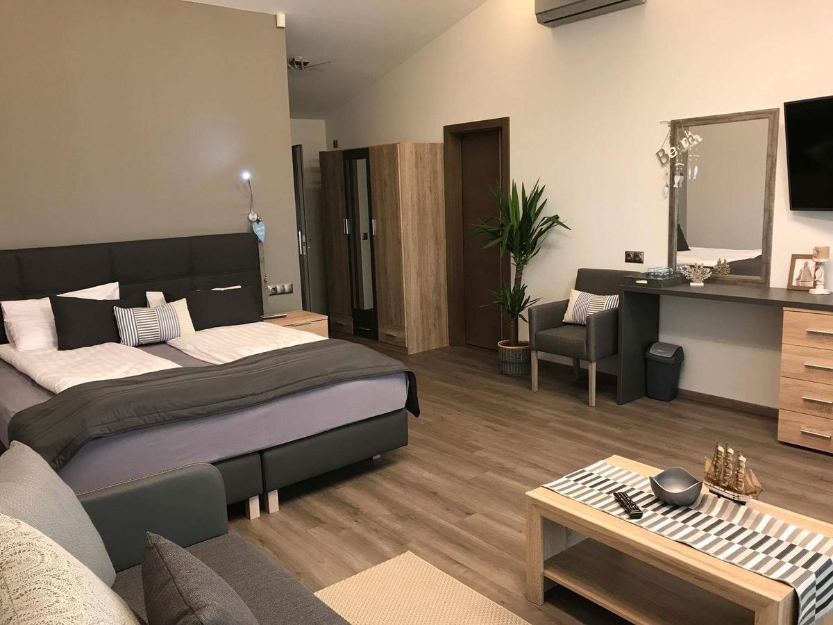 Calypso Lakeside Rooms & Lux Apartments Siófok Exteriör bild