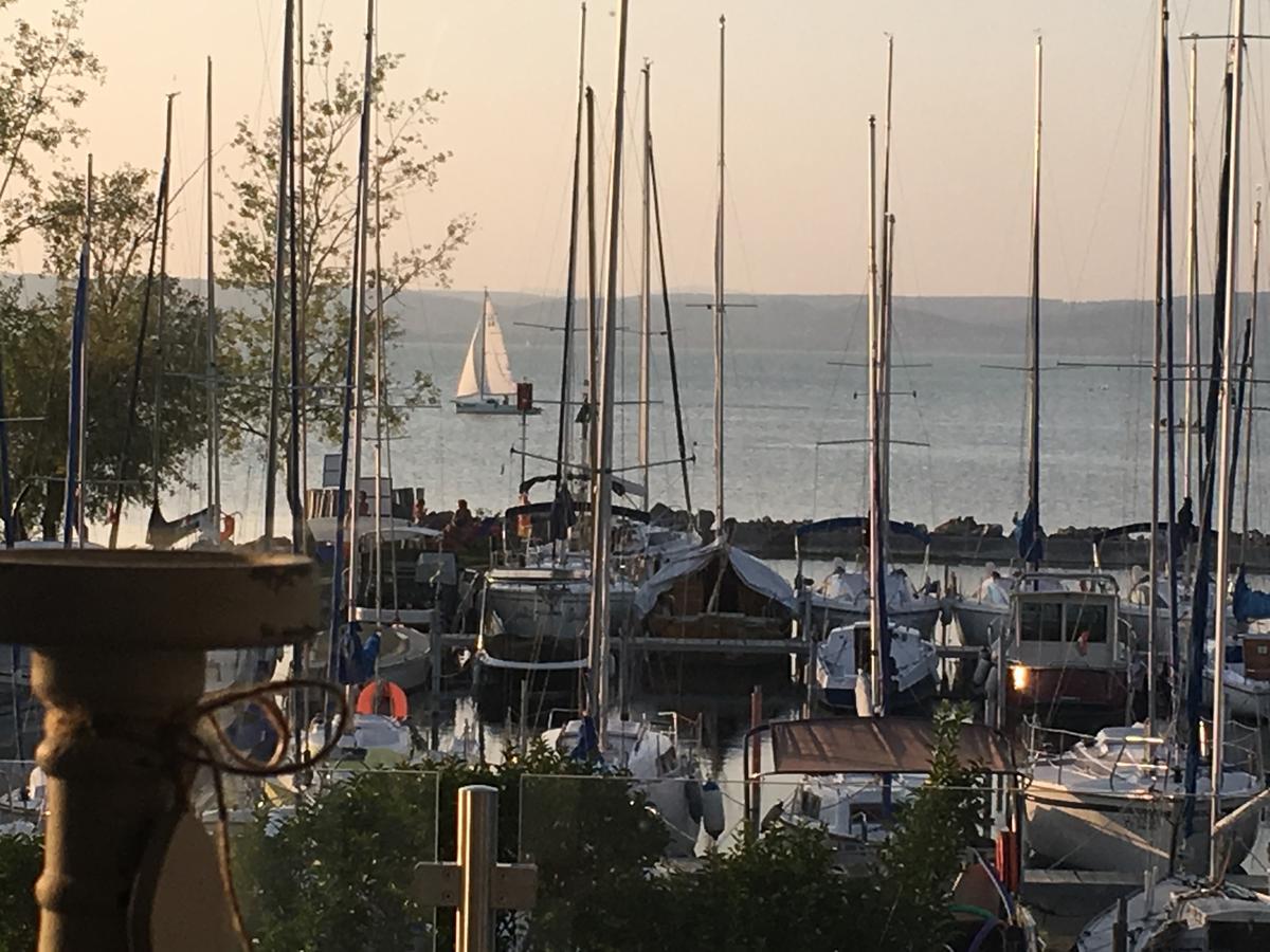 Calypso Lakeside Rooms & Lux Apartments Siófok Exteriör bild
