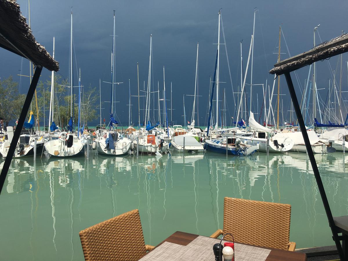 Calypso Lakeside Rooms & Lux Apartments Siófok Exteriör bild