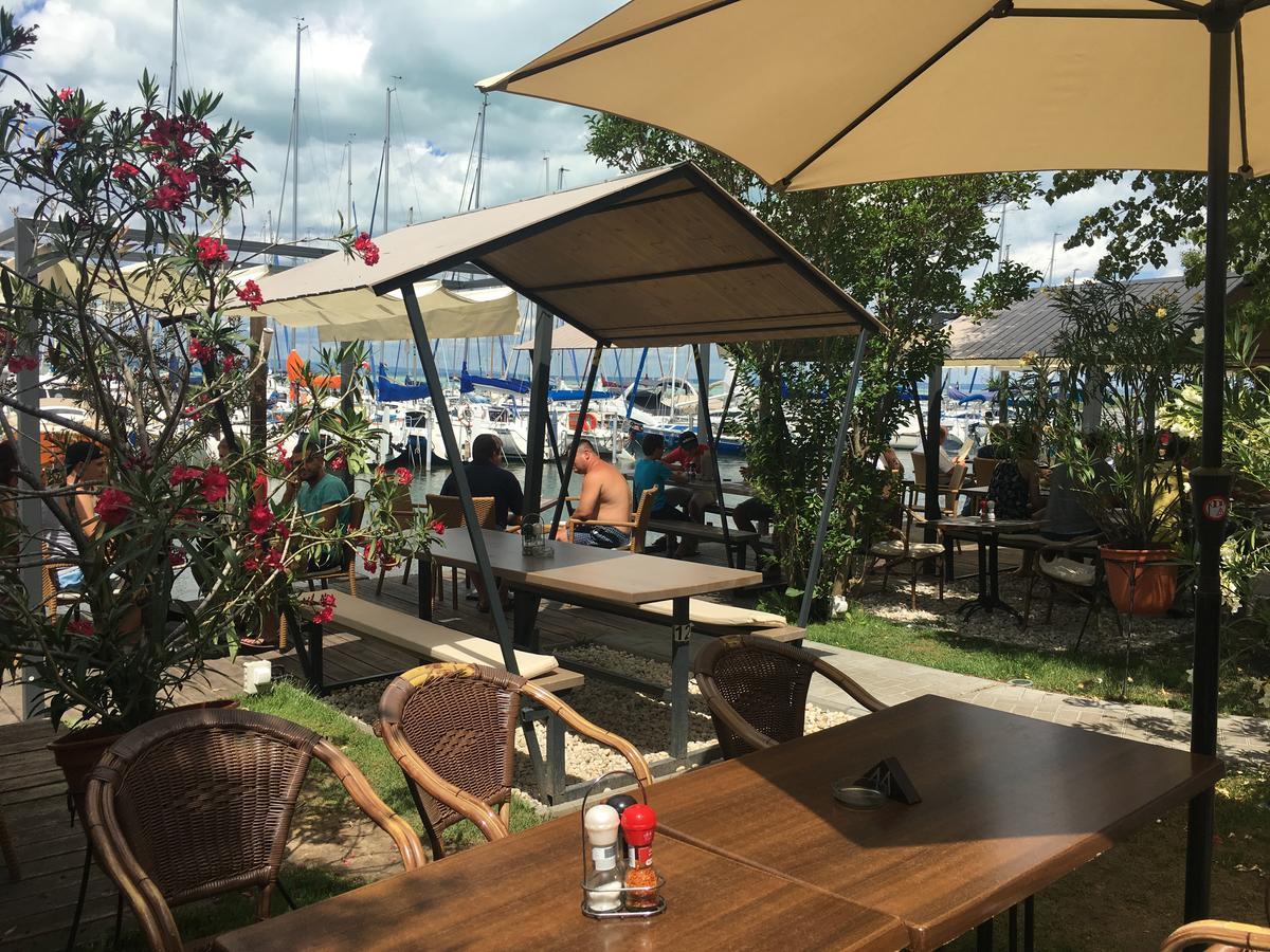 Calypso Lakeside Rooms & Lux Apartments Siófok Exteriör bild