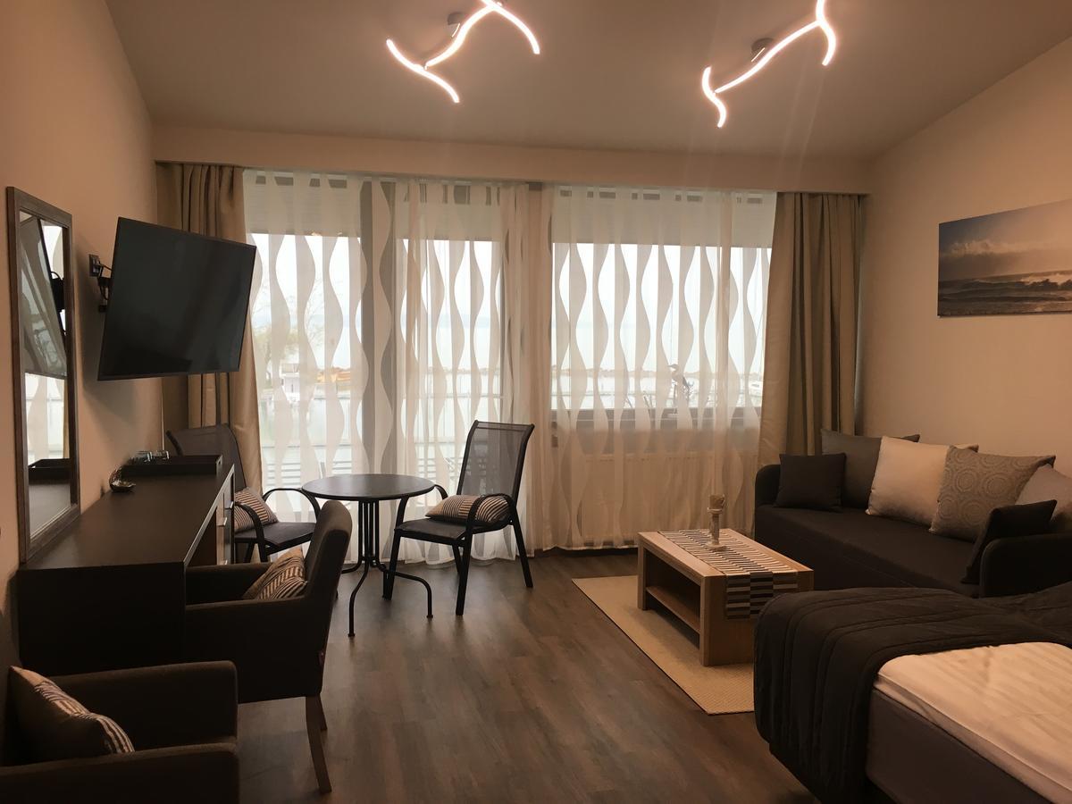 Calypso Lakeside Rooms & Lux Apartments Siófok Exteriör bild