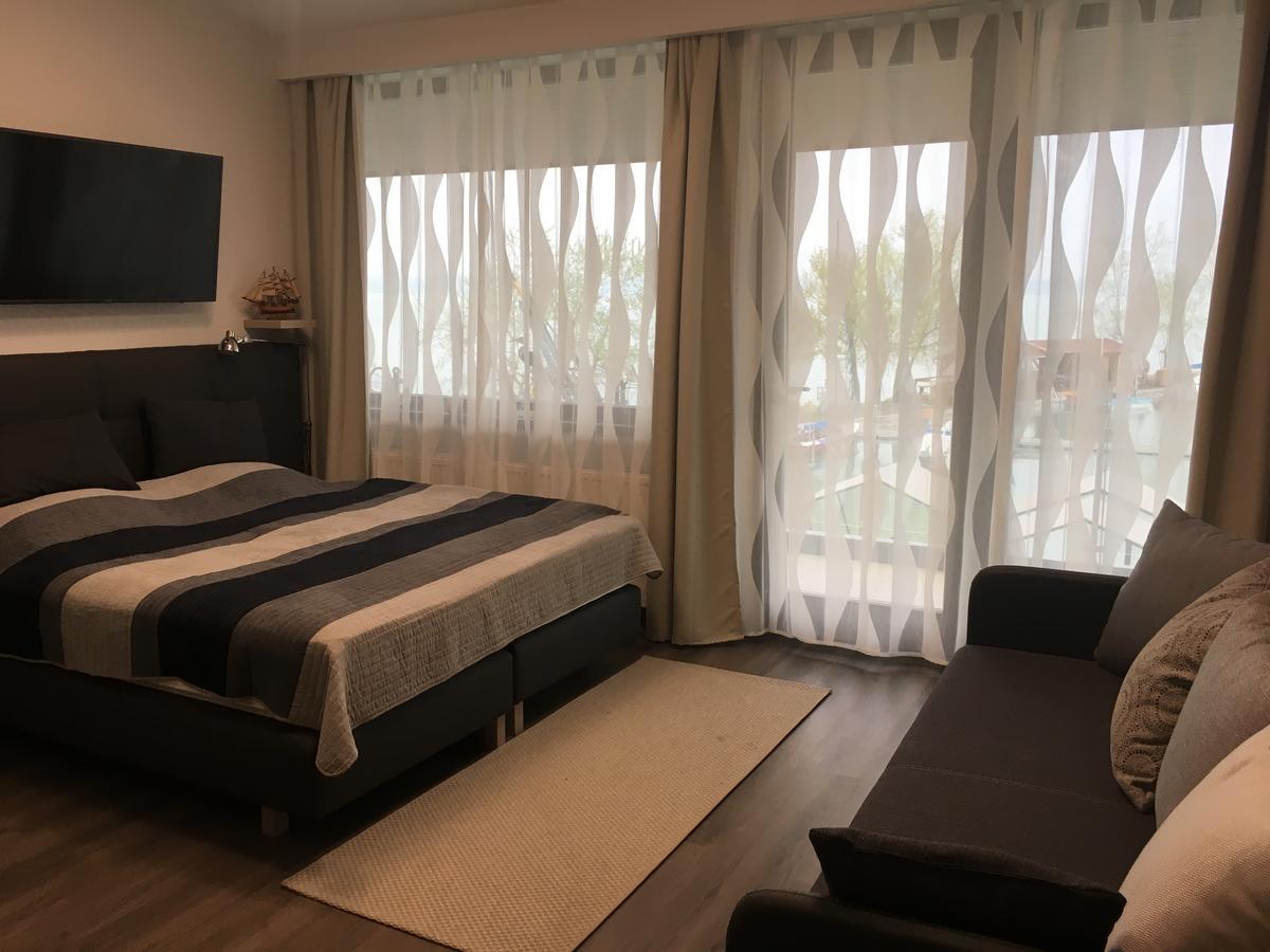 Calypso Lakeside Rooms & Lux Apartments Siófok Exteriör bild