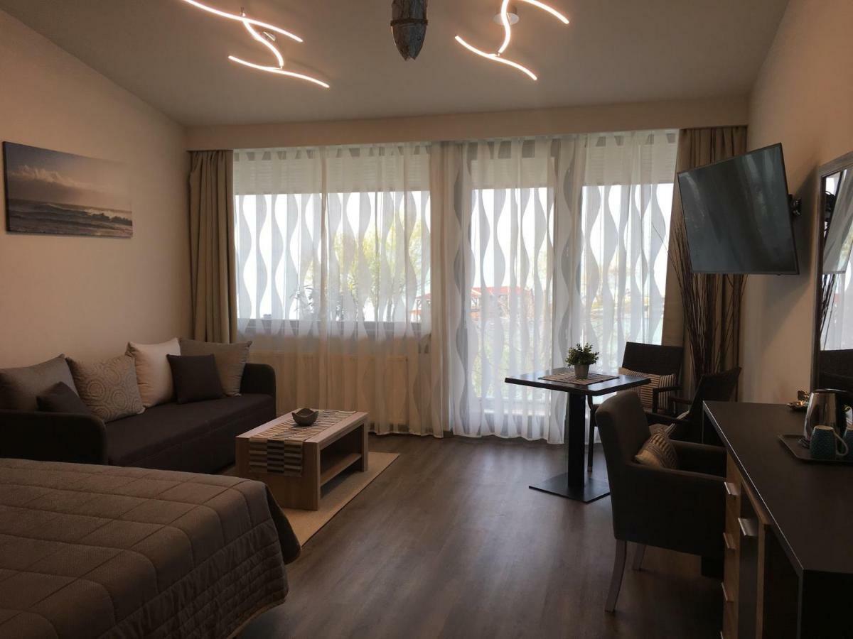 Calypso Lakeside Rooms & Lux Apartments Siófok Exteriör bild